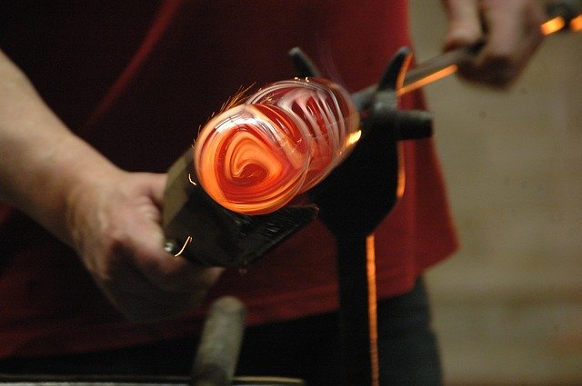 lavorazione del vetro in una vetreria a roma